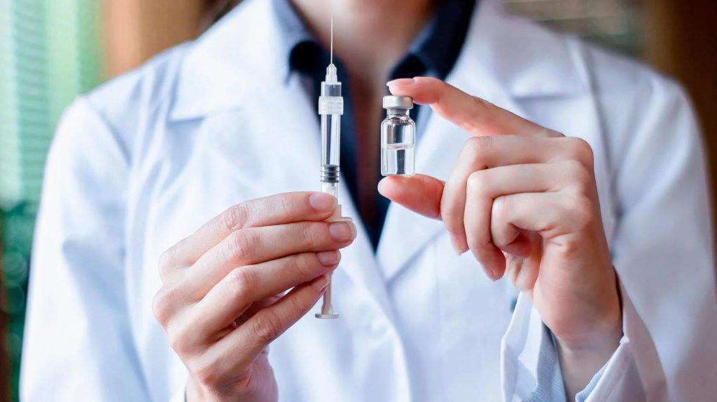МОЗ начал развозить первые дозы вакцин от гриппа для медиков