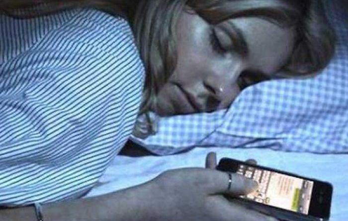 Вредно ли спать со смартфоном в обнимку: ответ от эксперта