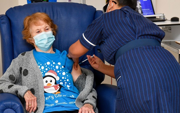 90-то летняя британка первой вакцинировалась от коронавируса (ВИДЕО)