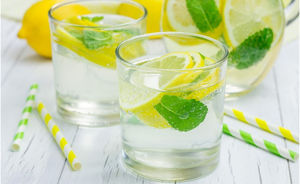 Кому врачи не советуют пить воду с лимоном