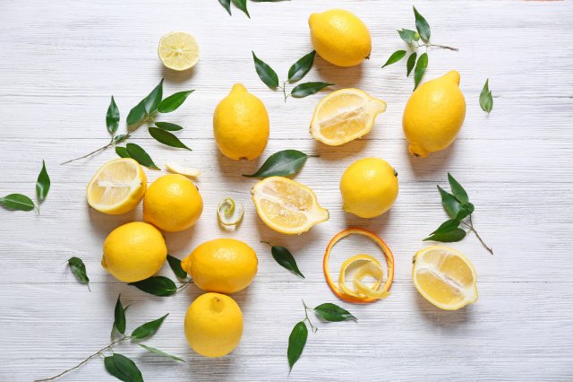 Диетологи объяснили кому противопоказан лимон