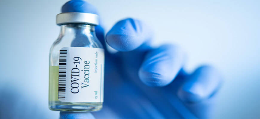 Facebook будет чистить посты "теории заговора" о вакцинах против COVID-19