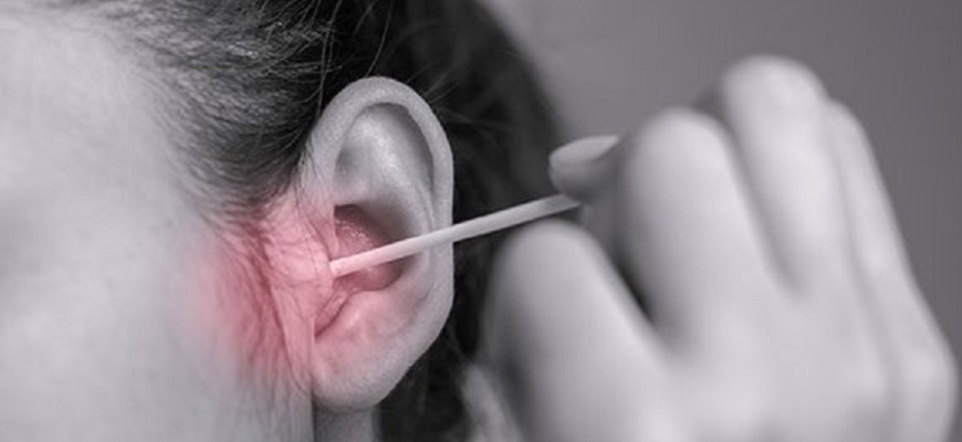 Как безопасно чистить уши от ушной серы