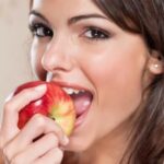 Медики посоветовали, как правильно есть яблоки