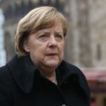 Канцлер Германии Меркель рассматривает вариант полного локдауна с остановкой транспорта
