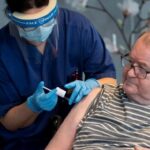 Норвегия не нашла связи между COVID-вакциной и смертями пожилых людей