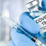 Врач объяснила, почему вакцину от COVID-19 нужно вводить дважды