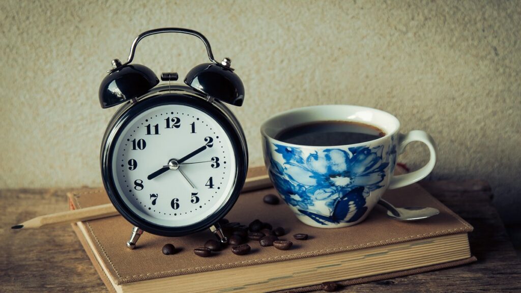 Как перестать игнорировать будильник и вставать вовремя: совет от медиков