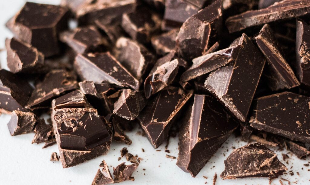 В чём польза горького шоколада для сердца