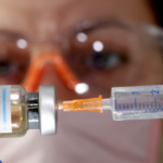 Даже врачи отказываются прививаться: как украинцы отреагировали на ковид-вакцинацию