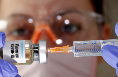 Даже врачи отказываются прививаться: как украинцы отреагировали на ковид-вакцинацию