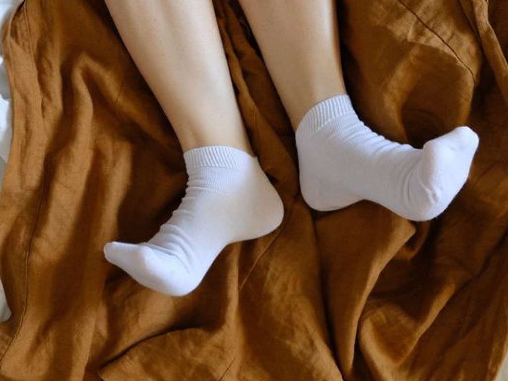 Медики рассказали, почему нельзя спать в носках