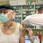 В Киеве начали вакцинировать людей старше 80 лет