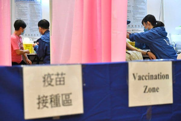 В Гонконге два человека умерли после прививки