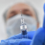 Итальянских медиков обязали вакцинироваться от COVID-19