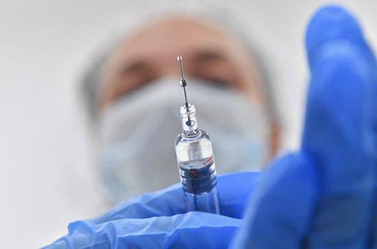 Итальянских медиков обязали вакцинироваться от COVID-19