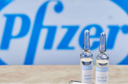 "Обучающая" вакцина Pfizer: кому можно и кому ее нельзя колоть