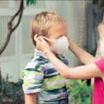 Нужны ли маски малышам: врач рассказала правила при пандемии COVID