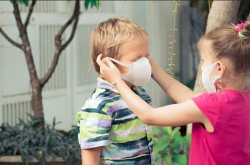 Нужны ли маски малышам: врач рассказала правила при пандемии COVID
