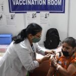 В Индии после COVID-вакцины скончалось 180 человек