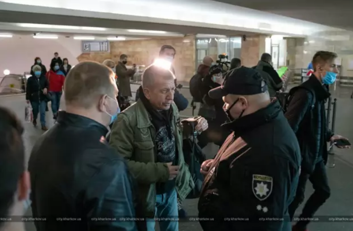 В Харьковском метро правоохранители открыли "охоту" на нарушителей карантина