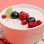 Медики назвали веские причины чаще есть йогурт