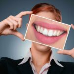 Какие основные причины потемнения зубной эмали