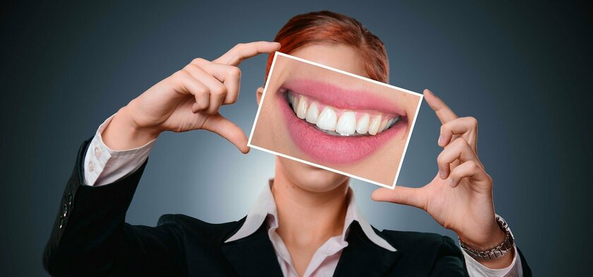 Какие основные причины потемнения зубной эмали
