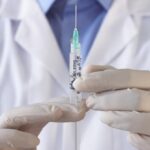 США изучают связь редкого заболевания сердца с прививкой вакциной Moderna