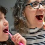 Стоматолог объяснила, почему важно чистить зубы до завтрака, а не сразу после еды
