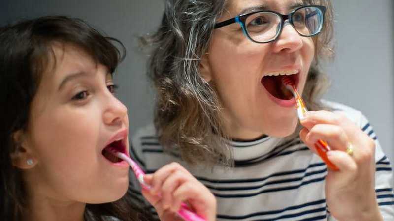 Стоматолог объяснила, почему важно чистить зубы до завтрака, а не сразу после еды