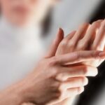Холодные руки, как симптом: о чем предупреждают врачи