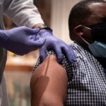 Три четверти взрослых американцев сделали COVID-прививки