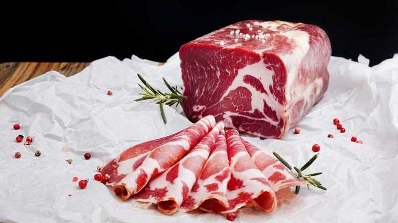 Частое употребление свинины назвали причиной появления рассеянного склероза
