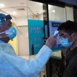 В Китае закрывают провинции на карантин из-за вспышки COVID-19