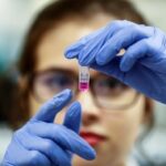 На украинцах из двух городов испытают новые вакцины