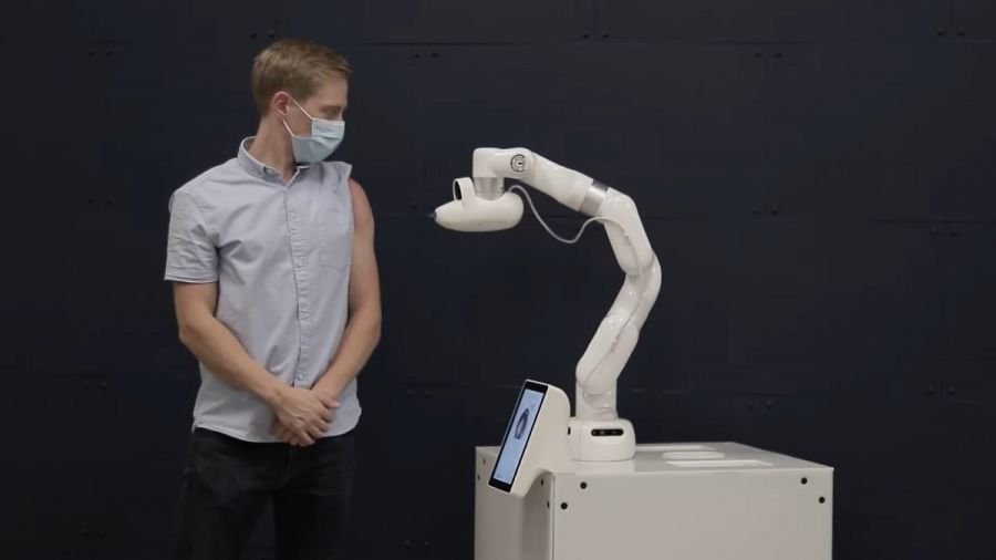 В Канаде создан робот, который может вакцинировать людей без иглы