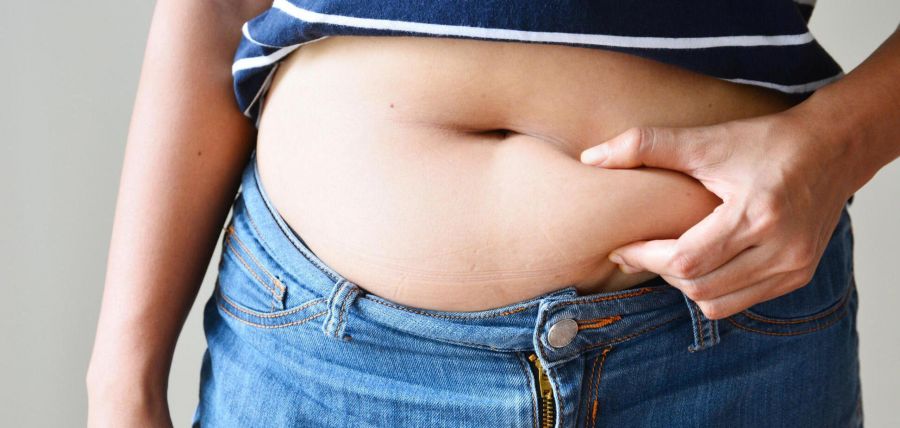 Жир на животе: медики назвали основные причины его появления