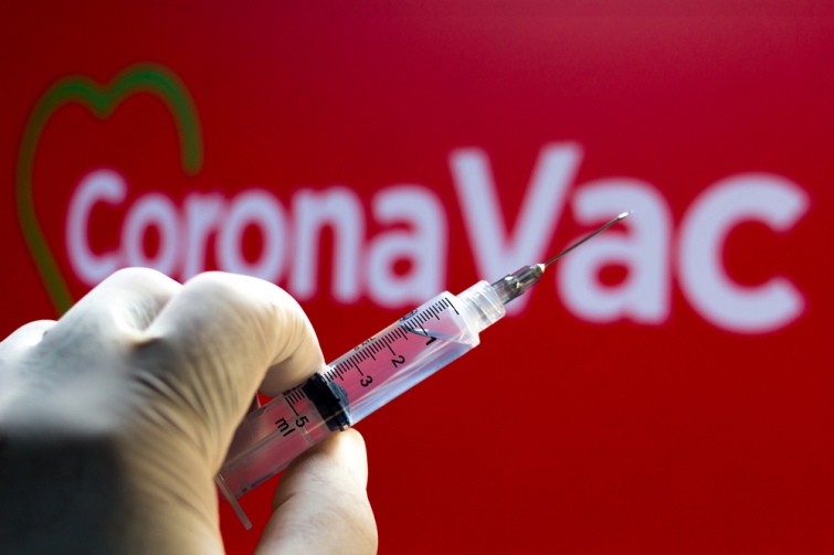 Эксперимент над собой: Минздрав призвал не смешивать CoronaVac с другими вакцинами