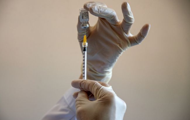В Германии врач привил более 50 людей своей вакциной от коронавируса