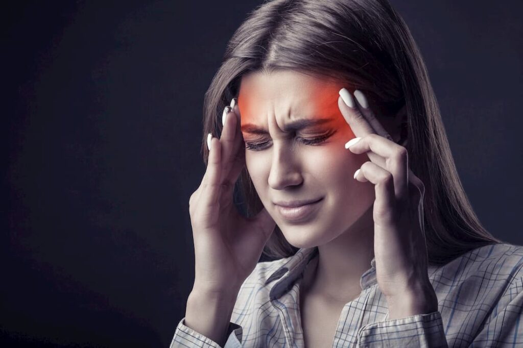 Медики подсказали, как распознать симптомы мигрени