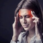 Медики подсказали, как распознать симптомы мигрени