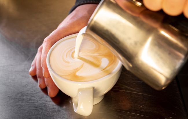 Нутриціолог розповіла, чи шкідливо додавати молоко в каву: ви будете здивовані